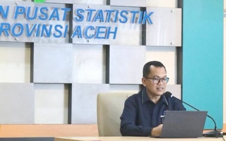 Kepala BPS Aceh Ahmadriswan Nasution menyampaikan pertumbuhan ekonomi Aceh tahun 2023, di Kantor BPS Aceh, Senin (5/2/2024)