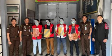 Tim Penyidik Pidsus Kejari Aceh Besar, Senin (5/2) menetapkan empat orang tersangka yang diikuti dengan penahanan para tersangka Tindak Pidana Korupsi Kegiatan Pembangunan Puskesmas Lamtamot, Lembah Seulawah, Tahun 2019 pada Dinas Kesehatan Aceh Besar