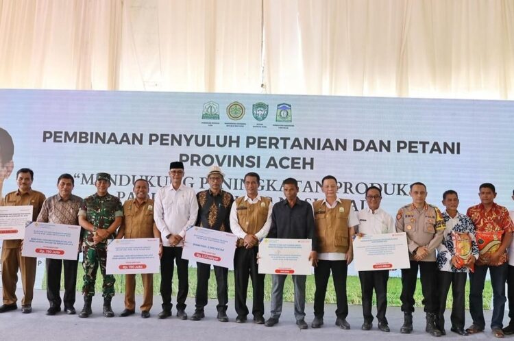 Mentan Amran Sulaiman menyerahkan bantuan pertanian Rp170,98 miliar untuk Aceh pada acara pembinaan petani dan penyuluh se-Aceh di Desa Deunong, Darul Imarah, Aceh Besar, Aceh, Selasa (6/2/2024)