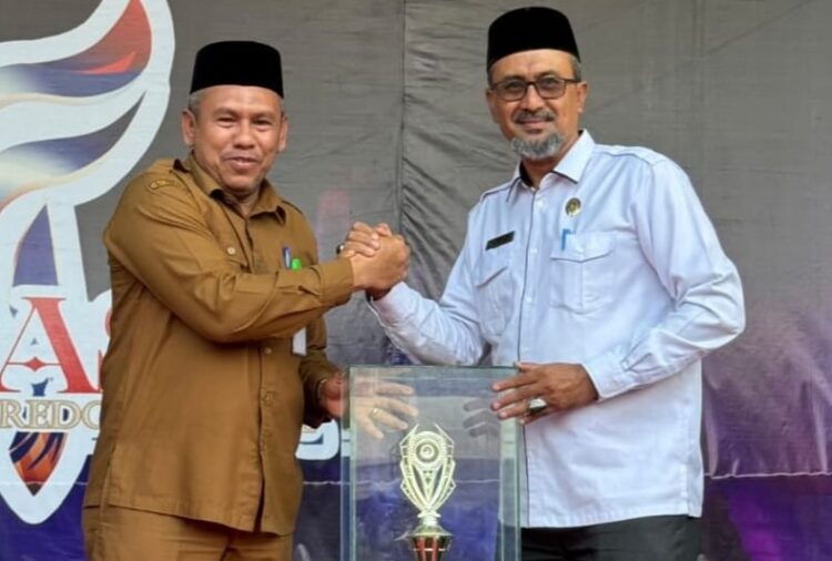 Penyerahan piala bergilir kepada MTsN 1 Model Banda Aceh sebagai Juara Umum tingkat SMP/MTs Flash Predominance 2024 SMAN Modal Bangsa