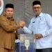 Penyerahan piala bergilir kepada MTsN 1 Model Banda Aceh sebagai Juara Umum tingkat SMP/MTs Flash Predominance 2024 SMAN Modal Bangsa