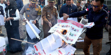 KIP Banda Aceh beserta Panwaslih dan Forkopimda memusnahkan 1.775 surat suara rusak dan sisa di halaman Gedung ITLC Banda Aceh, Selasa (13/2)