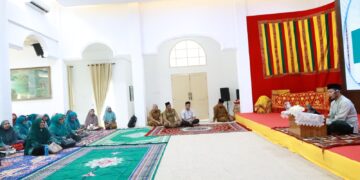 Tgk Masrul Aidi Lc mengisi pengajian rutin yang dilaksanakan pengurus TP-PKK Kabupaten Aceh Besar di Meuligoe Bupati Aceh Besar, Selasa siang (13/2/2024)