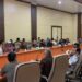 Pj Bupati Aceh Besar Muhammad Iswanto memimpin rapat yang dihadiri Sekda Aceh Besar Sulaimi, para Asisten Sekdakab, dan Kepala OPD di ruang rapat lantai III Kantor Bupati Aceh Besar, Kamis pagi (15/2)