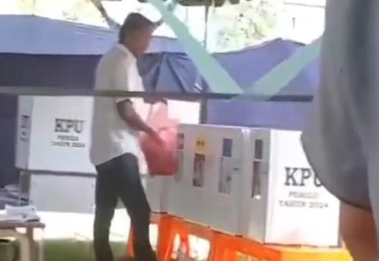 Sebuah video viral di media sosial memperlihatkan seorang pria diduga Caleg di Pidie Jaya tengah memasukkan sejumlah surat suara dari kantong plastik ke dalam kotak suara