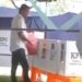 Sebuah video viral di media sosial memperlihatkan seorang pria diduga Caleg di Pidie Jaya tengah memasukkan sejumlah surat suara dari kantong plastik ke dalam kotak suara
