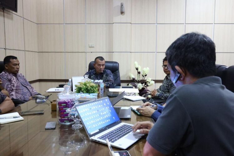 Kadis Sosial Aceh Muslem Yacob ketika memimpin rapat, Kamis (15/2), untuk menyiapkan tahapan pembahasan rancangan Qanun tentang Hak-hak Penyandang Disabilitas di Aceh