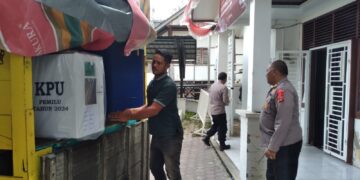 Usai pemilihan umum, sejumlah berkas ataupun surat suara di Banda Aceh mulai dikirim ke kecamatan, Kamis (15/2) yang dikawal ketat pihak kepolisian