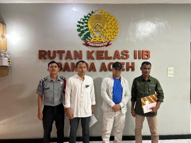 Jaksa Eksekutor Kejari Banda Aceh mengeksekusi penjara terhadap M Zaini Yusuf (pakai topi) ke Rutan Kelas II B Banda Aceh, di Kajhu, Jum'at (16/2). (Foto: Dok. Kejari Banda Aceh)