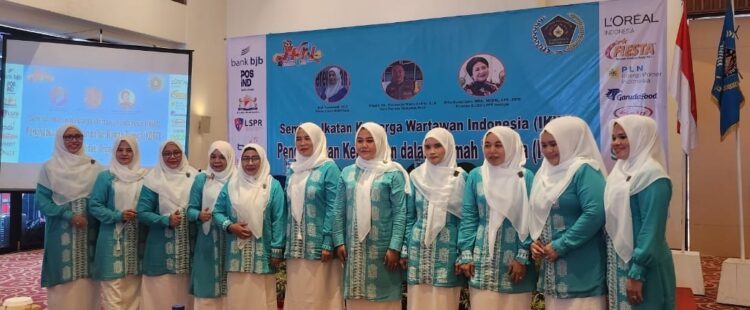 Grup Paduan Suara IKWI Aceh dengan seragam batik khas Aceh Besar menjelang tampil di pentas HPN 2024 di Candi Bentar 6, Ancol, Jakarta Utara, Ahad (18/2)