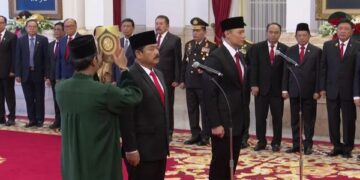 Presiden Jokowi resmi melantik Agus Harimurti Yudhoyono (AHY) sebagai Menteri ATR/BPN di Istana Negara, Rabu (21/2)