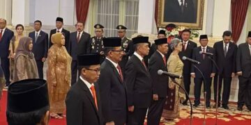 Presiden Jokowi melantik mantan Kajati Aceh Muhammad Yusuf sebagai Anggota Komisi Kejaksaan RI periode 2024-2028 di Istana Negara Jakarta, Rabu (21/2/2024). (Foto: Dok. Setpres)