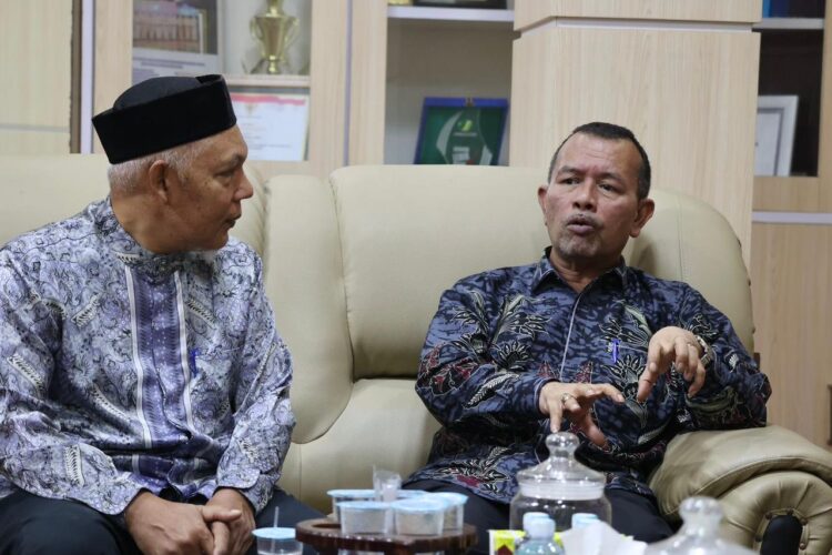 Kadis Sosial Aceh Muslem Yacob saat menerima kunjungan Kadis Sosial Banda Aceh, Mairul Hazami, Kamis (22/2) di ruang kerjanya