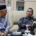Kadis Sosial Aceh Muslem Yacob saat menerima kunjungan Kadis Sosial Banda Aceh, Mairul Hazami, Kamis (22/2) di ruang kerjanya