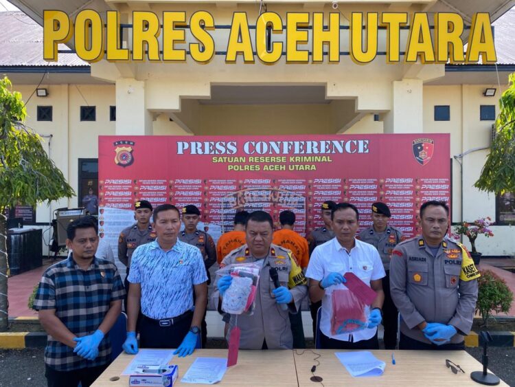 Wakapolres Aceh Utara Kompol Muhayat Effendie didampingi Kasat Reskrim AKP Novrizaldi memberikan keterangan pada konferensi pers penangkapan 2 predator anak, Kamis (22/2)