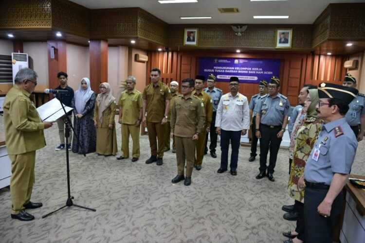 Sekda Aceh Bustami Hamzah mengukuhkan Kelompok Kerja Gugus Tugas Daerah Bisnis dan HAM Aceh di Gedung Serbaguna Setda Aceh, Senin (26/2)