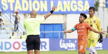 Kapten tim Persiraja Andik Vermansah tampak memprotes keputusan wasit Cahya Sugandi pada laga Persiraja vs Malut United di Stadion Langsa, Selasa sore (5/3)