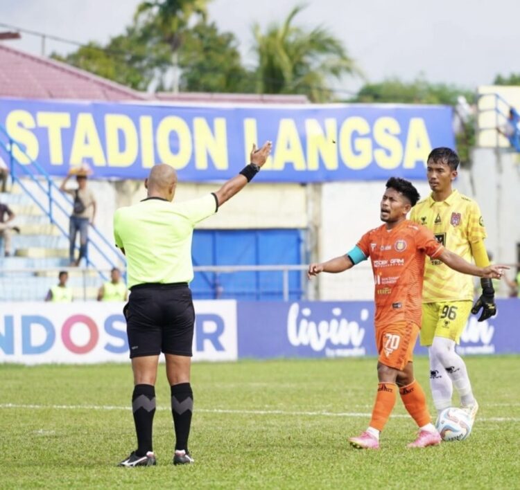 Kapten tim Persiraja Andik Vermansah tampak memprotes keputusan wasit Cahya Sugandi pada laga Persiraja vs Malut United di Stadion Langsa, Selasa sore (5/3)