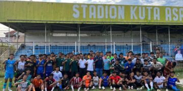 Pengurus Asprov PSSI Aceh, tim seleksi dan para pemain Aceh hasil seleksi lanjutan foto bersama di Stadion Kuta Asan, Sigli, 6 Maret 2024. (Foto: Dok. HumasPSSI Aceh)