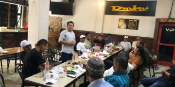 Tokoh masyarakat Pidie yang tergabung dalam organisasi TOMPi, Ahad (3/3) menggelar pertemuan sambil ngopi siang di Warkop Dhapu Kupi Simpang Surabaya, Banda Aceh