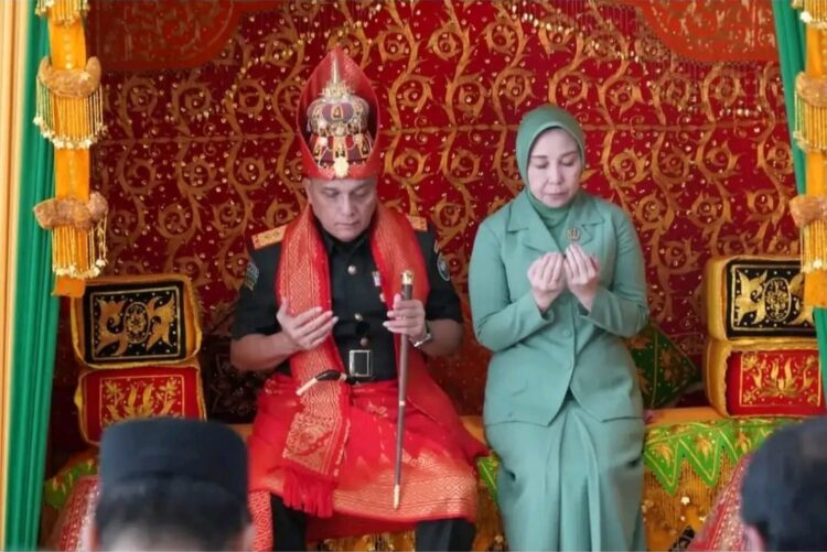 Pangdam Iskandar Muda Mayjen TNI Niko Fahrizal dipeusijuek saat tiba di Bandara SIM, Blang Bintang, Aceh Besar, Ahad (10/3)
