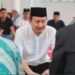 Prosesi pensyahadatan dr Dwi Wijaya yang resmi masuk Islam, disaksikan oleh Pj Bupati Pidie Wahyudi Adisiswanto di Mushala Pendopo Pidie, Senin (11/3)