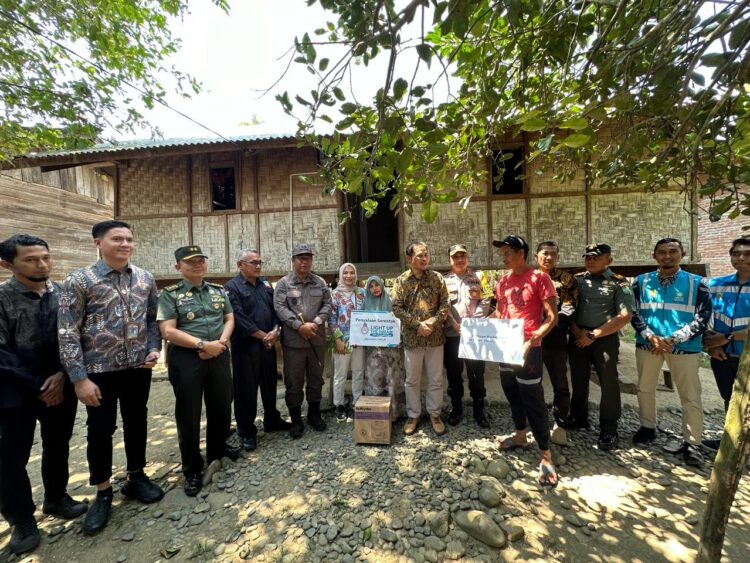 General Manager PLN UID Aceh Mundhakir pada penyalaan program Light Up The Dream secara simbolis di daerah Alue Gintong, Kecamatan Seulimuem, Aceh Besar, Kamis (14/3)
