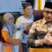 Anggota DPD RI asal Aceh H Sudirman atau Haji Uma ikut membantu biaya istri warga Aceh di Malaysia yang meninggal dunia usai persalinan dan bayinya jadi jaminan
