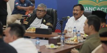 Pj Gubernur Aceh Butami Hamzah saat memimpin Rapat Persiapan Pelaksanaan PON XXI Tahun 2024 bersama Wakil Ketua KONI Pusat Suwarno, Senin malam 25 Maret 2024 di Pendopo Gubernur Aceh