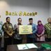 Dirut Bank Aceh Syariah Muhammad Syah menyerahkan zakat penghasilan karyawan senilai Rp 700 juta melalui Baitul Mal Aceh, Kamis (28/3)