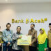 Dirut Bank Aceh Syariah Muhammad Syah menyerahkan zakat pengurus, dewan pengawas dan karyawan sebesar Rp 280 juta untuk Baitul Mal Kota Banda Aceh
