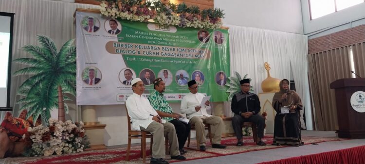ICMI Aceh menggelar dialog bertemakan kebangkitan ekonomi syariah di Aceh, Jum'at (29/3)