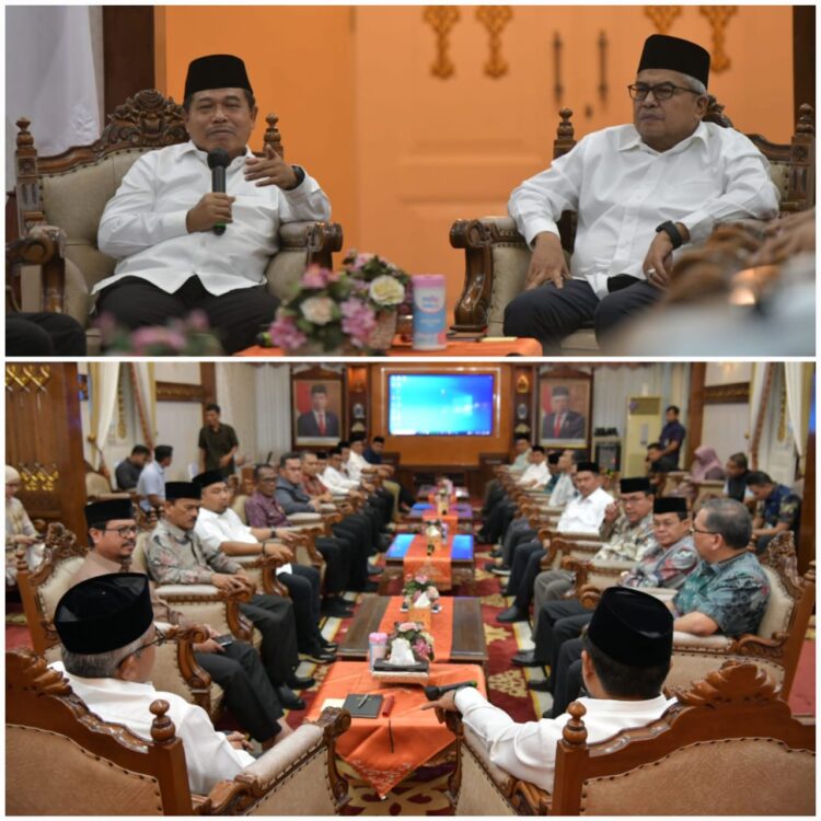 Pj Gubernur Aceh Bustami Hamzah didampingi Pj Bupati/Wali Kota dan Kepala SKPA mengikuti rapat bersama Sekjen Kemendagri Suhajar Diantoro terkait isu-isu aktual penyelenggaraan pemerintahan, di Pendopo Gubernur Aceh, Sabtu (30/3/2024)