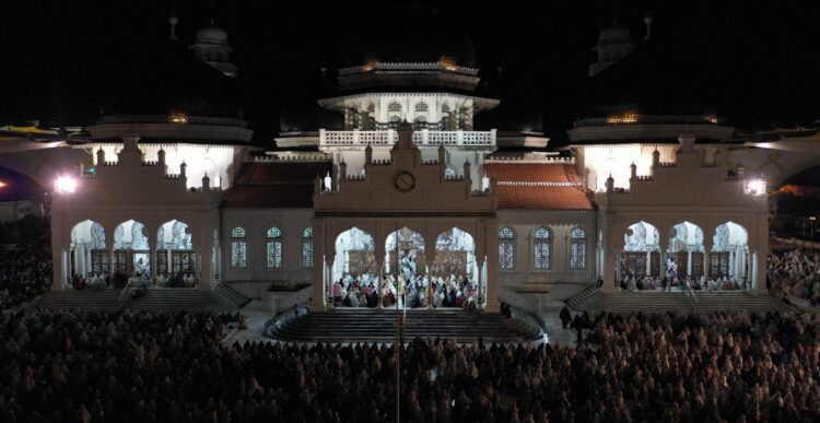 Ribuan warga Banda Aceh melaksanakan ibadah shalat tarawih dan witir malam pertama Ramadan 1445 Hijriah di Masjid Raya Baiturrahman Banda Aceh, Senin malam (11/3/2024)