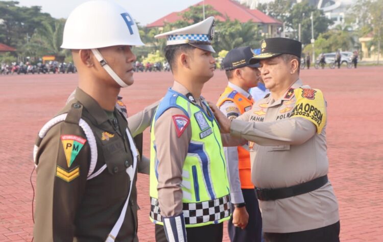 Wakapolda Aceh Brigjen Pol Armia Fahmi menyematkan pita tanda operasi kepada perwakilan pasukan pada apel gelar pasukan Operasi Keselamatan Seulawah 2024 di halaman Mapolda Aceh, Jum'at (1/3)