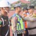 Wakapolda Aceh Brigjen Pol Armia Fahmi menyematkan pita tanda operasi kepada perwakilan pasukan pada apel gelar pasukan Operasi Keselamatan Seulawah 2024 di halaman Mapolda Aceh, Jum'at (1/3)