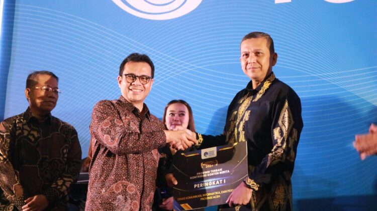 Wakil Menteri Kominfo Nezar Patria menyerahkan penghargaan peringkat 1 Anugerah Media Center (AMC) Daerah 2024 kepada Kadis Komunikasi, Informatika dan Persandian Aceh Marwan Nusuf, di Bandung, Jawa Barat, Selasa (5/3)