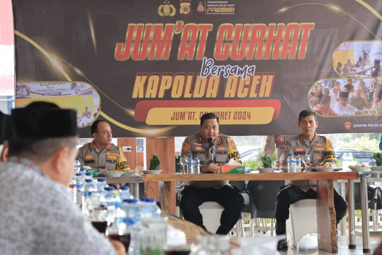 Kapolda Aceh Irjen Pol Achmad Kartiko didampingi Irwasda dan Kapolresta Banda Aceh menerima berbagai keluhan dari masyarakat dalam kegiatan Jum'at Curhat jelang Ramadhan di Cut Na Kupi, Banda Aceh, Jum'at, 8 Maret 2024