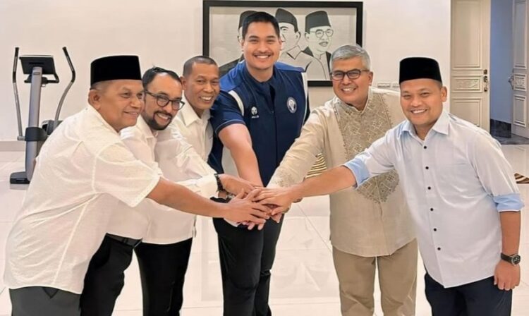 Menpora Dito Ariotedjo salam kompak dengan Pj Gubernur Aceh Bustami Hamzah beserta Ketua dan beberapa anggota DPRA pada Rabu malam (13/3/2024)