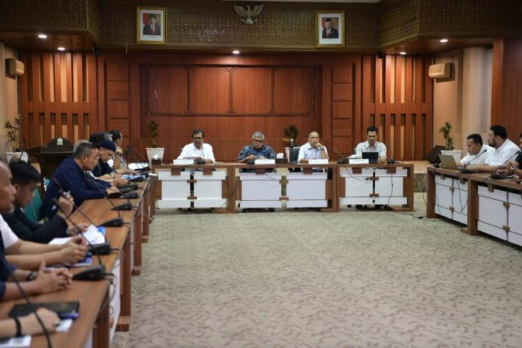 Pj Gubernur Aceh Bustami Hamzah selaku Ketum PB PON Wilayah Aceh memimpin rapat dengan seluruh panitia serta persiapan PON XXI Wilayah Aceh, di Gedung Serbaguna Setda Aceh, Kantor Gubernur, Sabtu (16/3/2024)