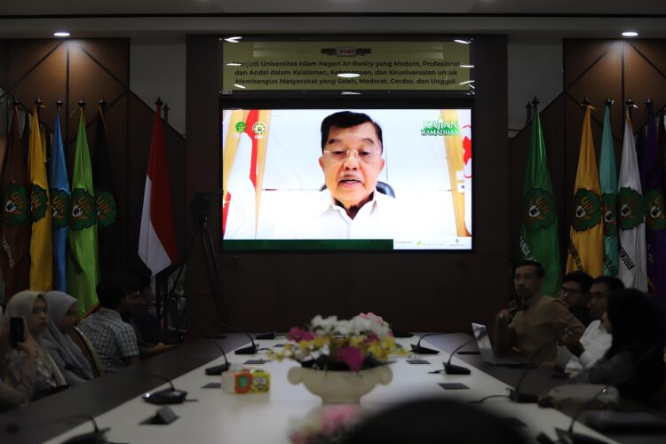 Ketua Umum Dewan Masjid Indonesia (DMI) Jusuf Kalla mengisi diskusi kajian Ramadhan secara virtual dengan tema "Masjid Sebagai Pelopor Moderasi Beragama dan Pemberdayaan Ekonomi Umat" di Ruang Rapat Rektor Lantai 2 Gedung Rektorat UIN Ar-Raniry, Rabu (20/3)