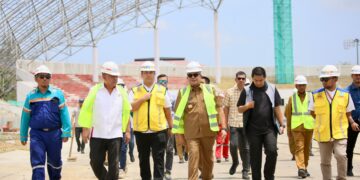 Pj Gubernur Aceh Bustami Hamzah bersama Ketua Umum KONI Marciano Norman meninjau lokasi pembangunan venue utama PON XXI Aceh-Sumut 2024, di Stadion Harapan Bangsa, Lhong Raya, Banda Aceh, Selasa (26/3/2024)