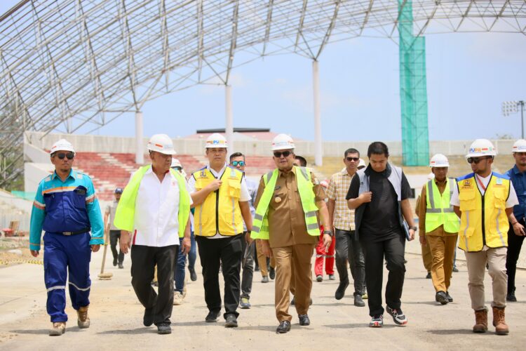 Pj Gubernur Aceh Bustami Hamzah bersama Ketua Umum KONI Marciano Norman meninjau lokasi pembangunan venue utama PON XXI Aceh-Sumut 2024, di Stadion Harapan Bangsa, Lhong Raya, Banda Aceh, Selasa (26/3/2024)