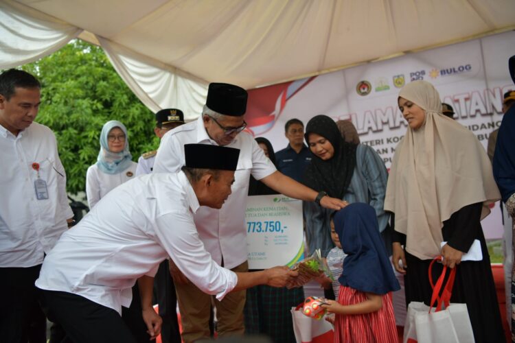 Pj Gubernur Aceh Bustami Hamzah mendampingi Menko PMK Muhadjir Effendy berdialog dengan masyarakat, penerima Program Mekar yang juga penerima PKH, dan terkait stunting serta kemiskinan ekstrem, di Gampong Lampulo, Banda Aceh, Rabu (27/3)