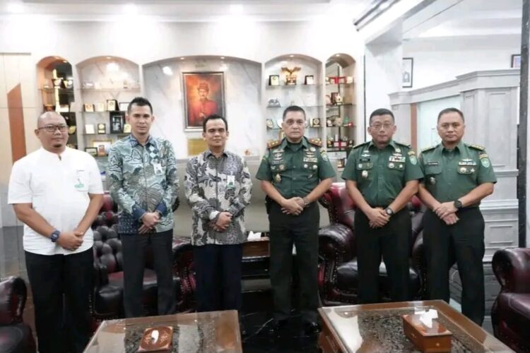 Pangdam IM Mayjen TNI Niko Fahrizal menerima audiensi dari Direksi Bank Aceh Syariah di ruang kerja Pangdam IM, Makodam IM, Kamis siang (28/3/2024)