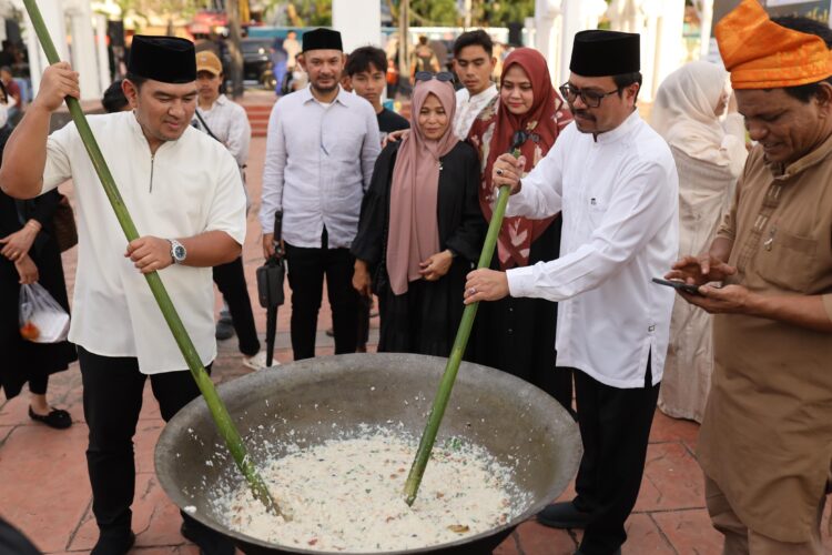 Pj Sekda Aceh Azwardi Abdullah saat membuka Aceh Ramadhan Festival 2024 di halaman Masjid Raya Baiturrahman, Jum'at (29/3/2024)