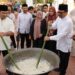 Pj Sekda Aceh Azwardi Abdullah saat membuka Aceh Ramadhan Festival 2024 di halaman Masjid Raya Baiturrahman, Jum'at (29/3/2024)
