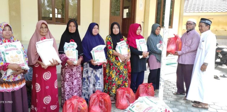 Ketua Dewan Dakwah Aceh Prof Dr Muhammad AR MEd didampingi Koordinator Kegiatan, Ustaz Zulfikar menyerahkan bantuan sembako kepada keluarga kurang mampu di Markaz Dewan Dakwah Aceh, Gampong Rumpet, Kecamatan Krueng Barona Jaya, Aceh Besar, Ahad sore (31/3/2024)