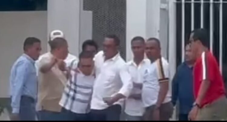 Wakil Presiden Persiraja Banda Aceh Iswahyudi alias Yudi Cot Ara dikeroyok sejumlah orang di halaman Stadion Madya Gelora Bung Karno (GBK), Jakarta, Jum'at (8/3) siang