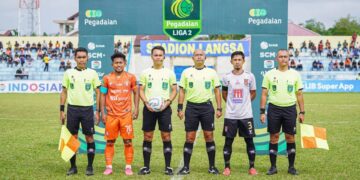 Wasit Cahya Sugandi (tengah) yang memimpin laga Persiraja vs Malut United